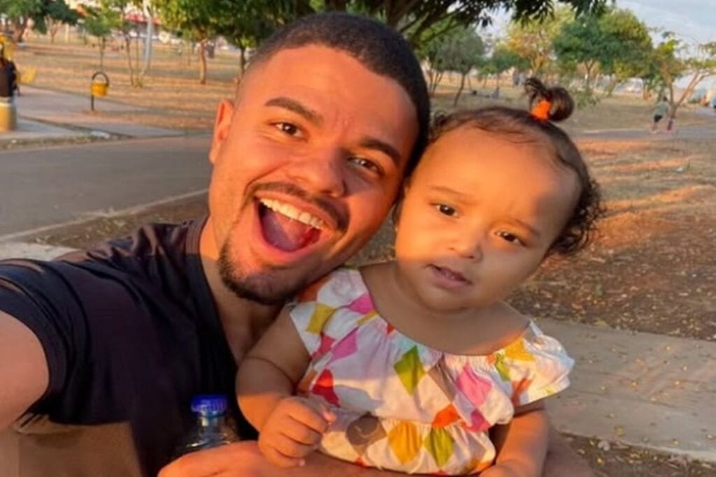 Padrasto de bebê morta em creche se manifesta: "Você foi guerreira"