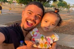 Padrasto de bebê morta em creche se manifesta: "Você foi guerreira"