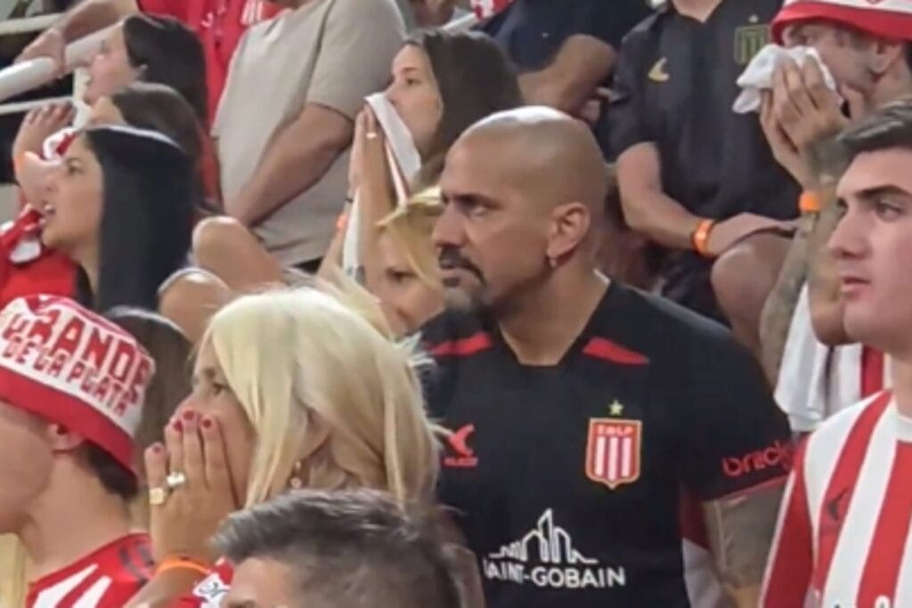 Presidente do Estudiantes assiste título na arquibancada após suspensão