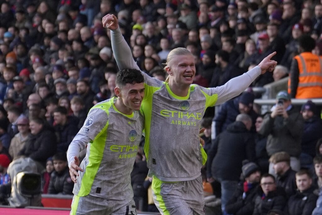 Manchester City goleia Crystal Palace e segue na briga pela liderança
