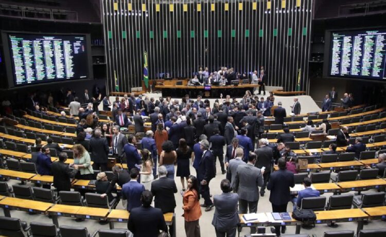 Câmara dos Deputados: Projeto de anistia divide opiniões