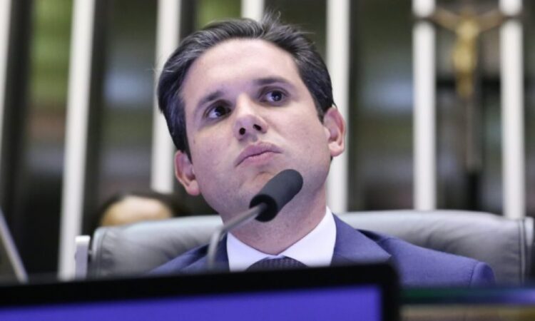 Motta proíbe votos de deputados no exterior após fuga de Ramagem