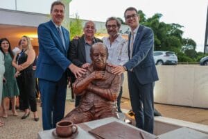 Estátua de Oscar Niemeyer é inaugurada na Casa de Chá em Brasília
