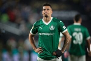 Paulinho tem evolução no Palmeiras, mas retorno indefinido