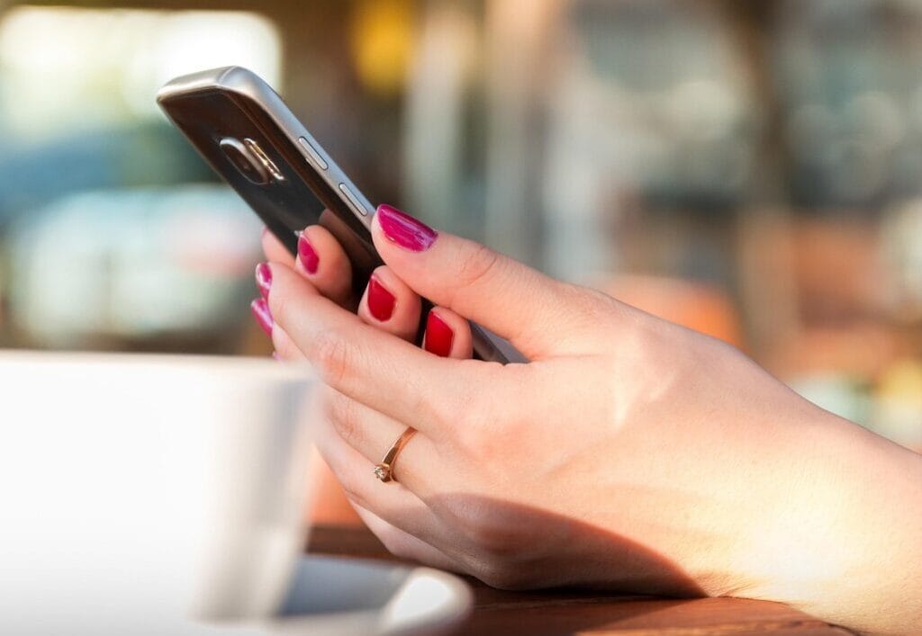 Debate político no WhatsApp diminui em 2024