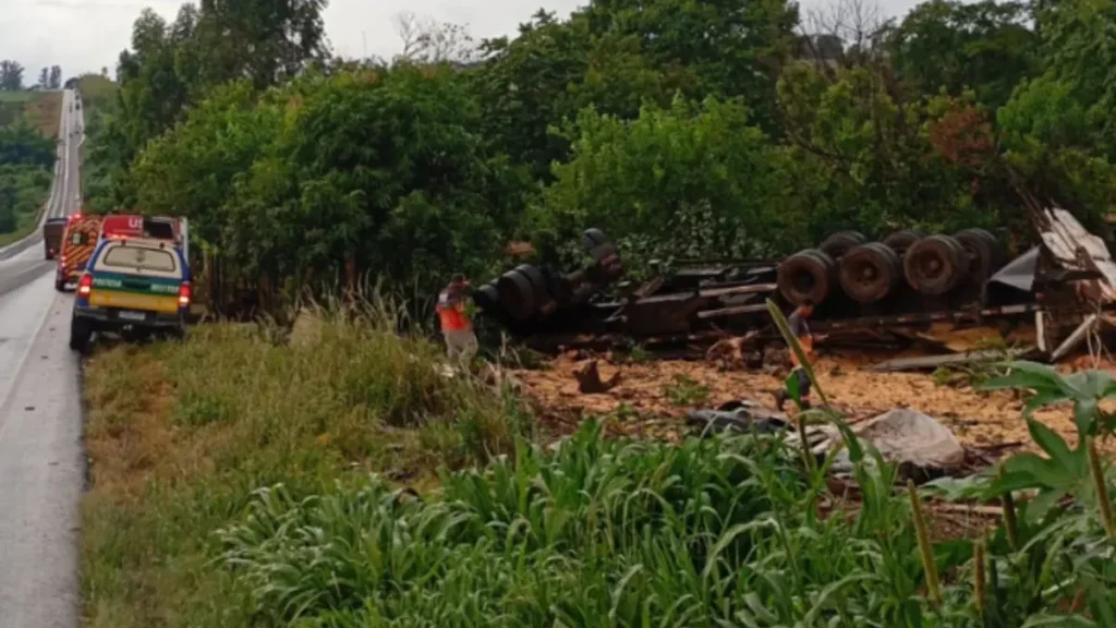 Acidente na GO-174: Caminhão tomba e deixa vítima fatal em Rio Verde