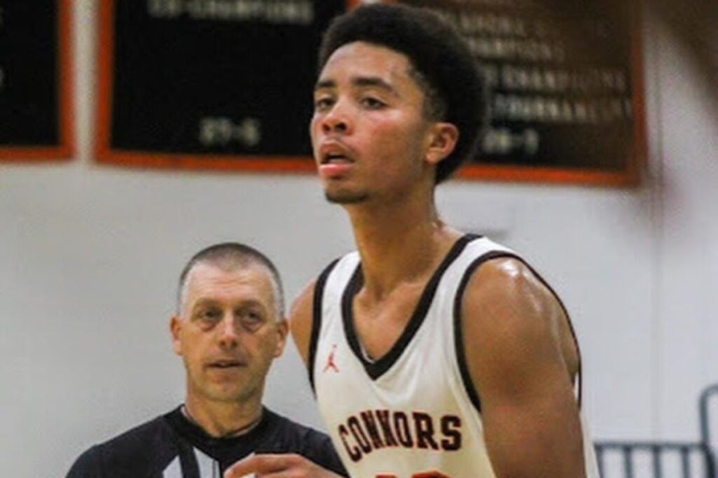 Jogador de basquete universitário morre após lesão em quadra nos EUA