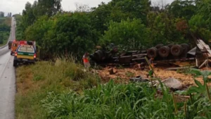 Acidente na GO-174: Caminhão tomba e deixa vítima fatal em Rio Verde