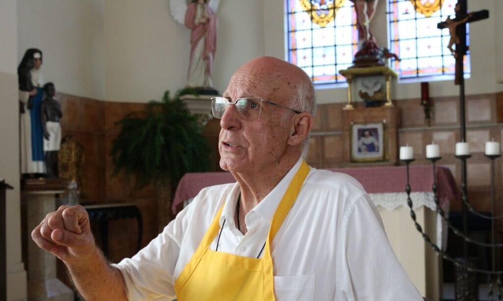 Padre Júlio acata ordem e suspende missas online