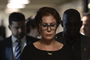 Esquerda celebra renúncia de Zambelli, mas ressalta inelegibilidade