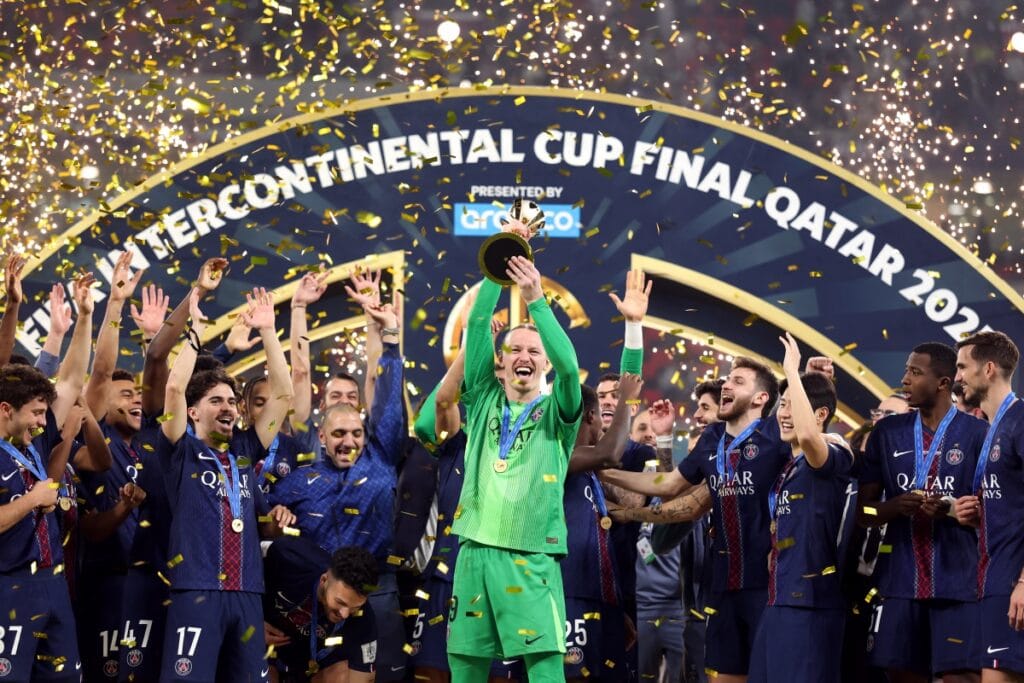 Safonov, herói do PSG, tem perfil invadido por brasileiros