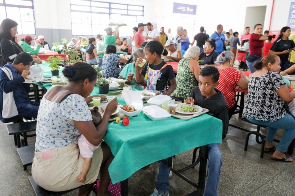 Natal reúne famílias em São Sebastião com almoço por R$ 1