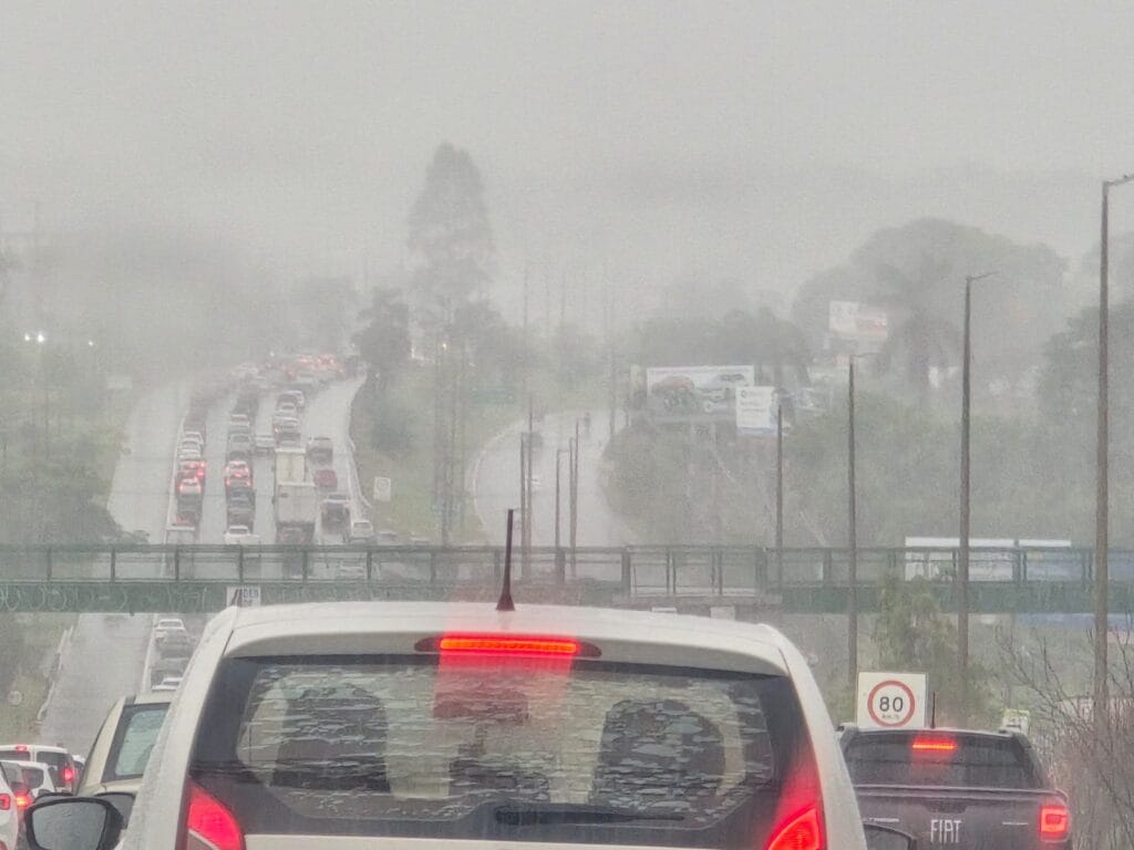 Chuvas intensas avançam pelo país; Sul tem frio atípico