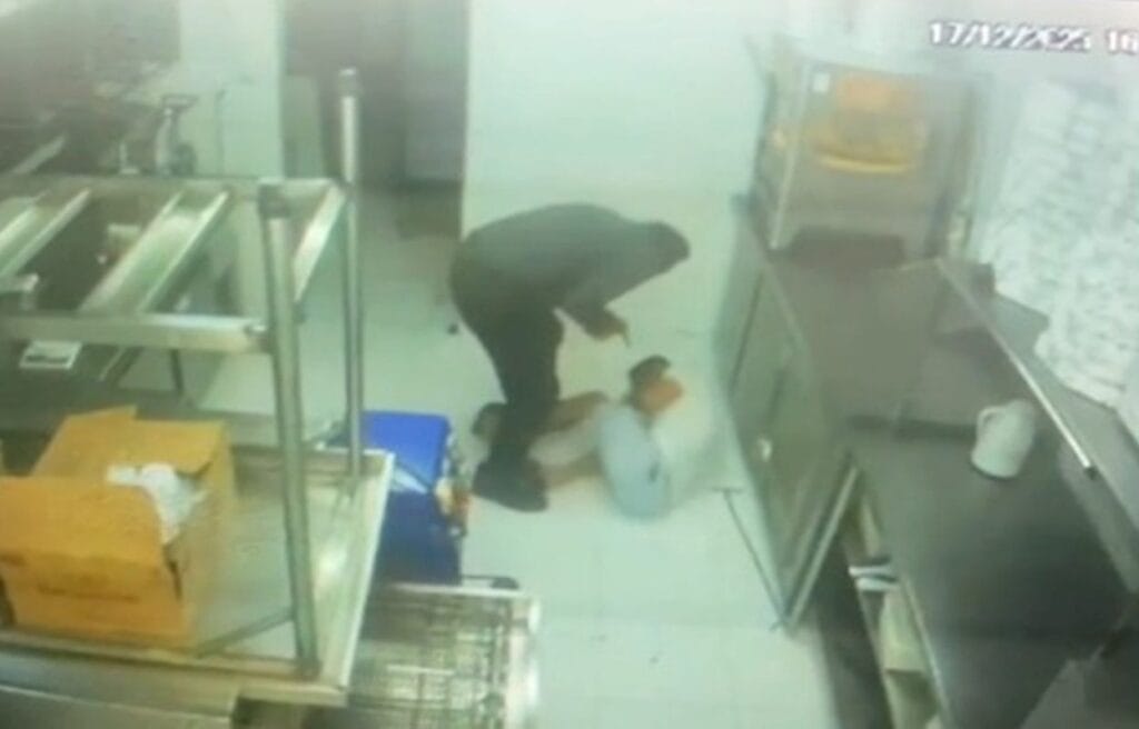 Homem é baleado em pizzaria por encapuzado