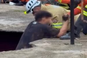 Bombeiros resgatam pessoas e cães de cratera em Ceilândia