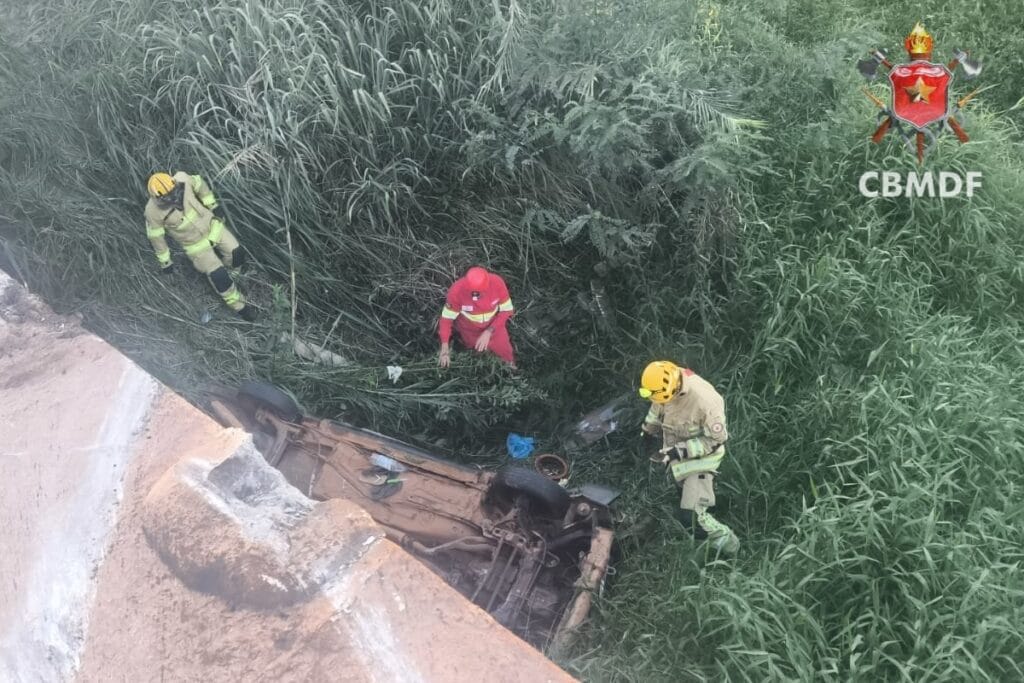 Carro com crianças cai de ponte na BR-060
