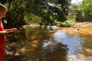 Homem morre afogado em rio após escorregar na margem