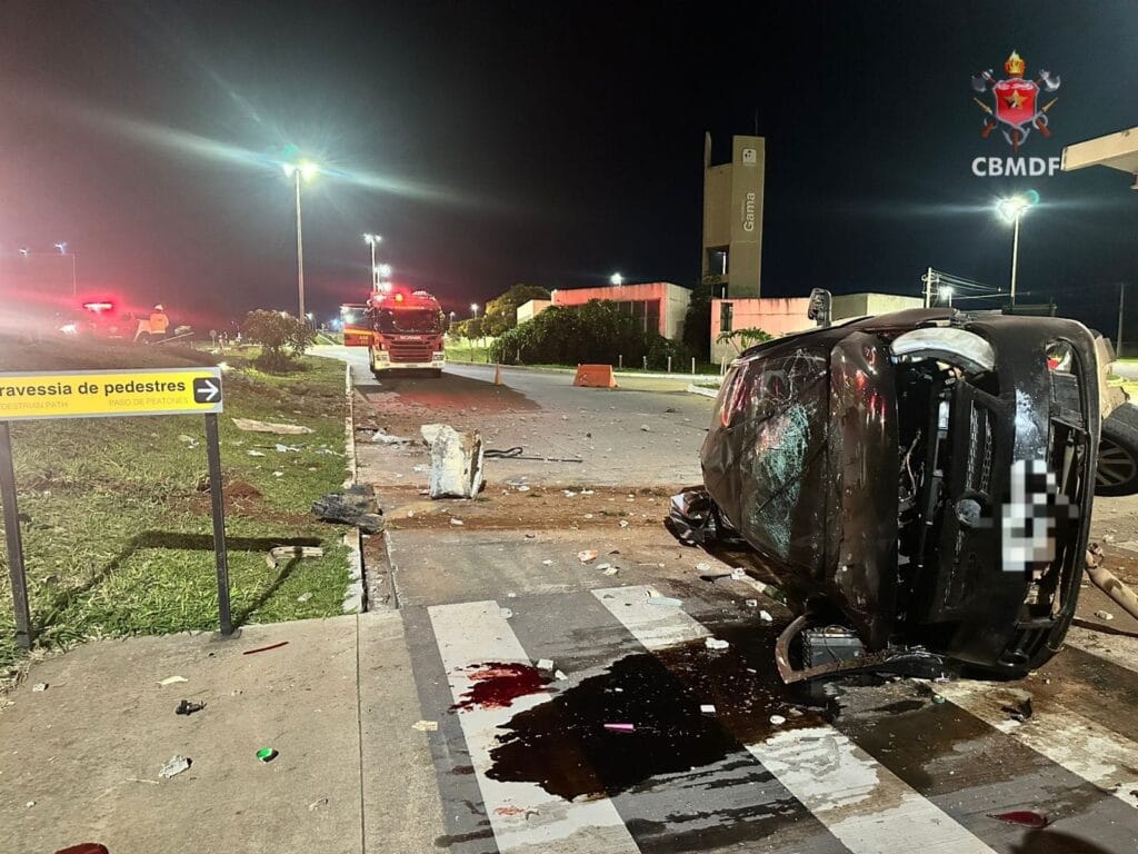 Carro derruba poste e capota no Gama