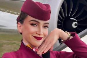 Comissária de Bordo Virtual da Qatar Airways Conquista Admiradores Online