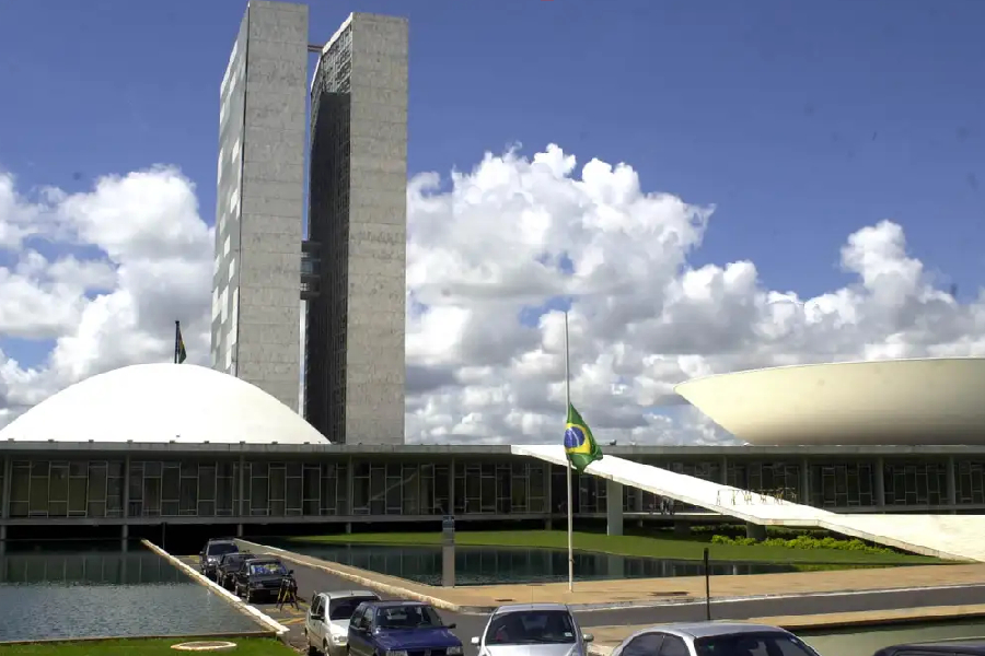 Ações judiciais contra planos de saúde dobram, enquanto entidades participam de audiências virtuais na Câmara