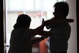 Mãe denuncia filho por agressões em Jaraguá