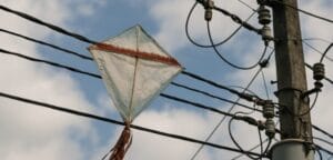 Ocorrências com pipas na rede elétrica aumentam e afetam fornecimento de energia no DF