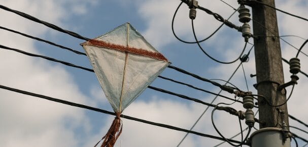 Ocorrências com pipas na rede elétrica aumentam e afetam fornecimento de energia no DF