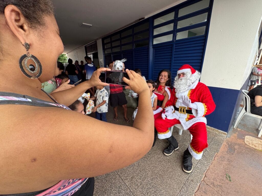 Chegada do Papai Noel reúne mil pessoas em Ceilândia