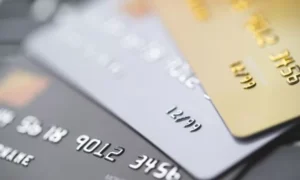 Juros do crédito pessoal e cartão rotativo avançam para as famílias
