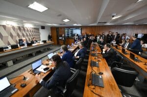 CCJ aprova projeto que proíbe domiciliar em substituição à preventiva para líderes de facções