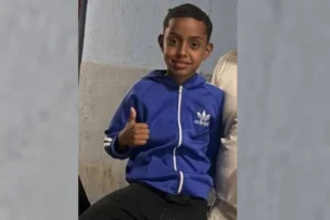Menino de 10 anos esfaqueado acorda do coma e diz primeiras palavras