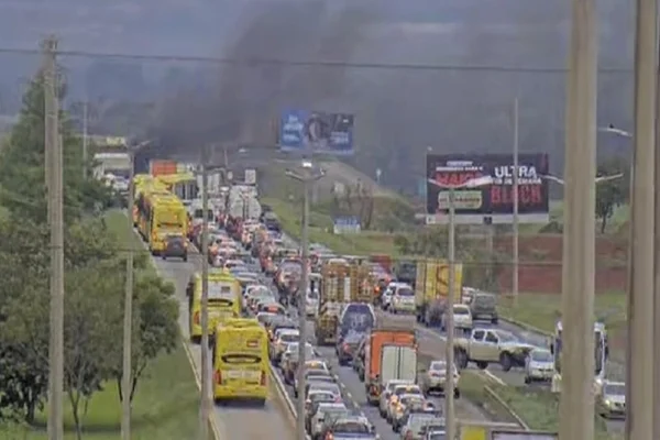 Manifestantes bloqueiam via contra operação de derrubadas do DF Legal