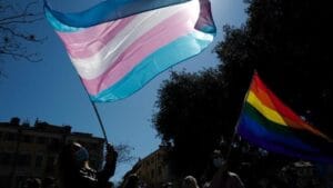 EUA anuncia medidas para proibir tratamentos de transição de gênero para jovens