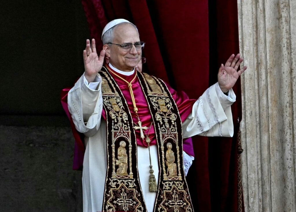 Papa Leão XIV pede que fiéis abandonem a indiferença diante da guerra e das desigualdades