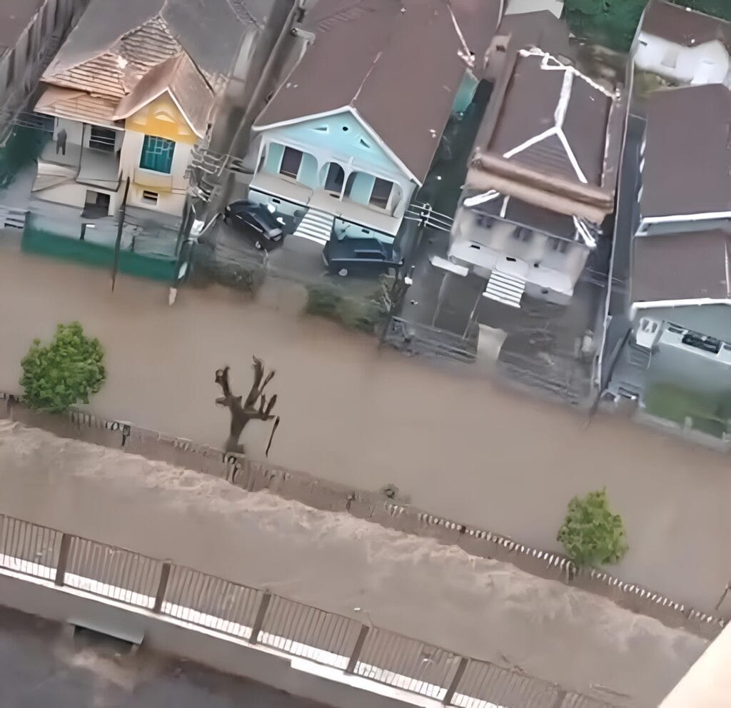 Temporal em Petrópolis (RJ) arrasta carros e faz prefeitura suspender aulas
