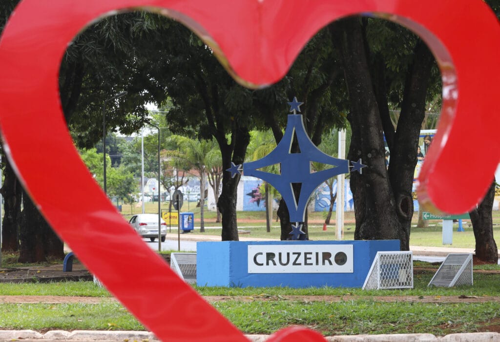 Cruzeiro recebe 25 contêineres para limpeza urbana