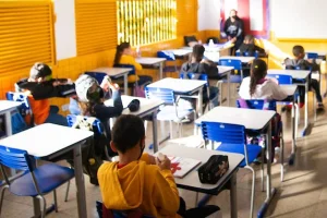 Veja em valores quanto fica gratificação de professores do DF com reajuste.