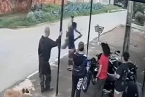 Policial militar dá rasteira em suspeito durante abordagem no Entorno.