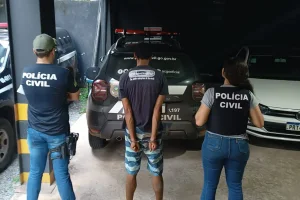 Filho defende a mãe do ex-companheiro e tem rosto arrastado no chão.