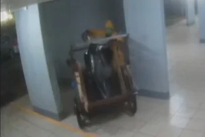 Ladrão esconde moto em carrinho de recicláveis após furto na Asa Sul.