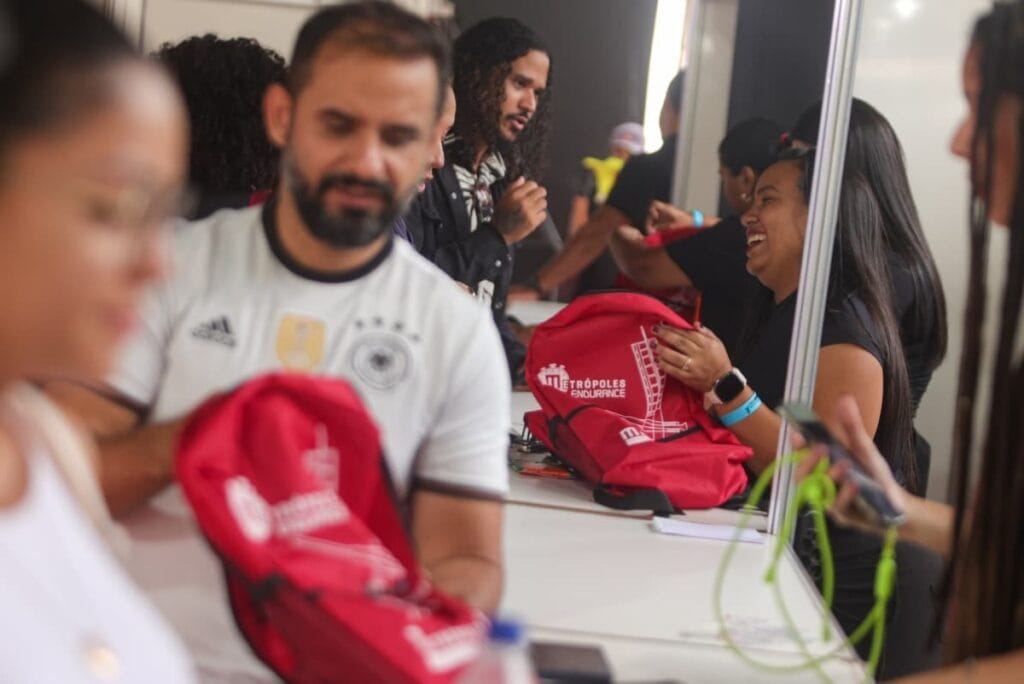 atletas retiram kits e recebem dicas sobre desempenho