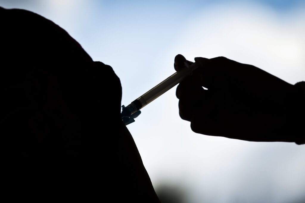 Jovens de 15 a 19 anos podem se vacinar contra HPV até junho de 2026