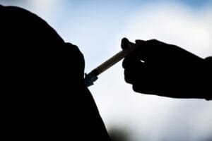 Jovens de 15 a 19 anos podem se vacinar contra HPV até junho de 2026