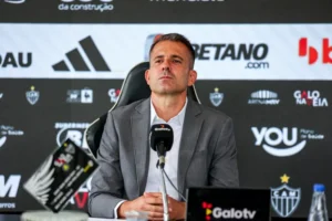 Atlético-MG anuncia desligamento do ex-goleiro Victor como diretor