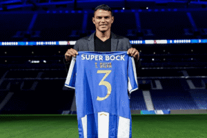 Thiago Silva, zagueiro de 41 anos com a camisa do Porto