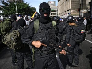 Caracas vive tensão com aumento de grupos paramilitares nas ruas e revista de cidadãos