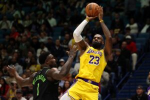 LeBron James bate recorde de minutagem na NBA; confira números - destaque galeria