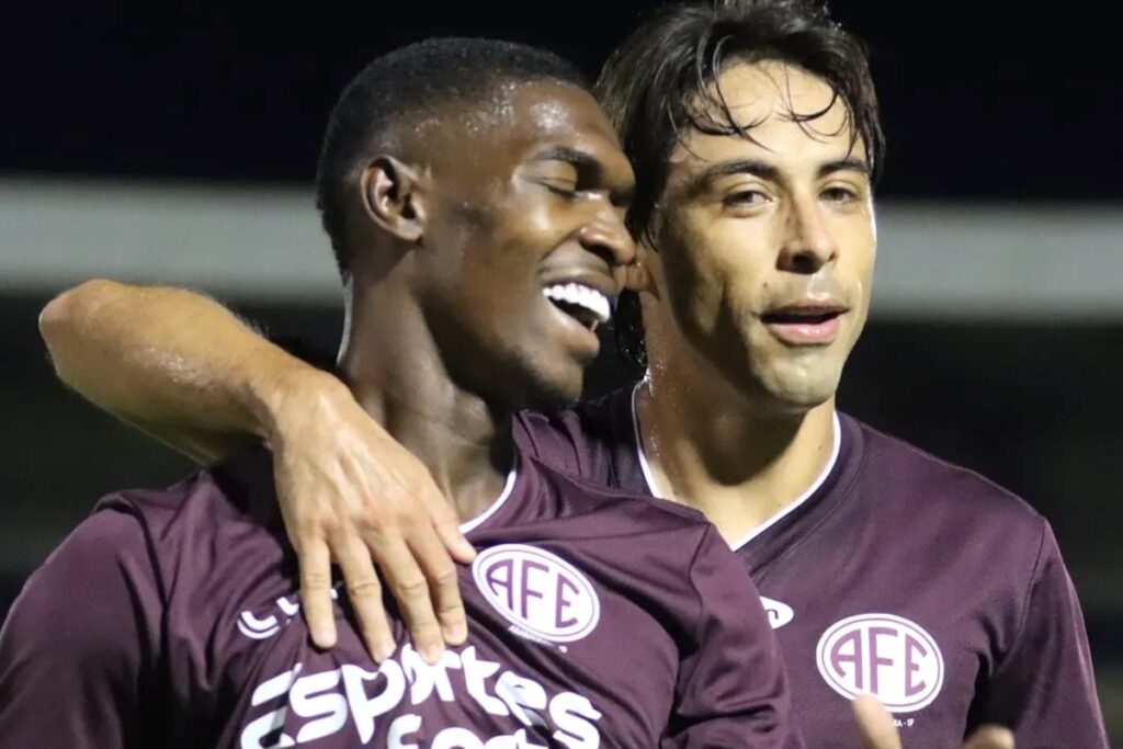 Jogadores da Ferroviária comemorando gol diante da Inter de Limeira