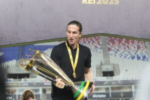 Filipe Luís com a taça da Supercopa do Brasil em 2025