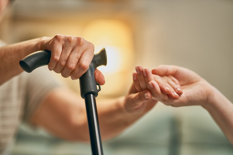 Câmara aprova PL que define funções de cuidadores de idosos